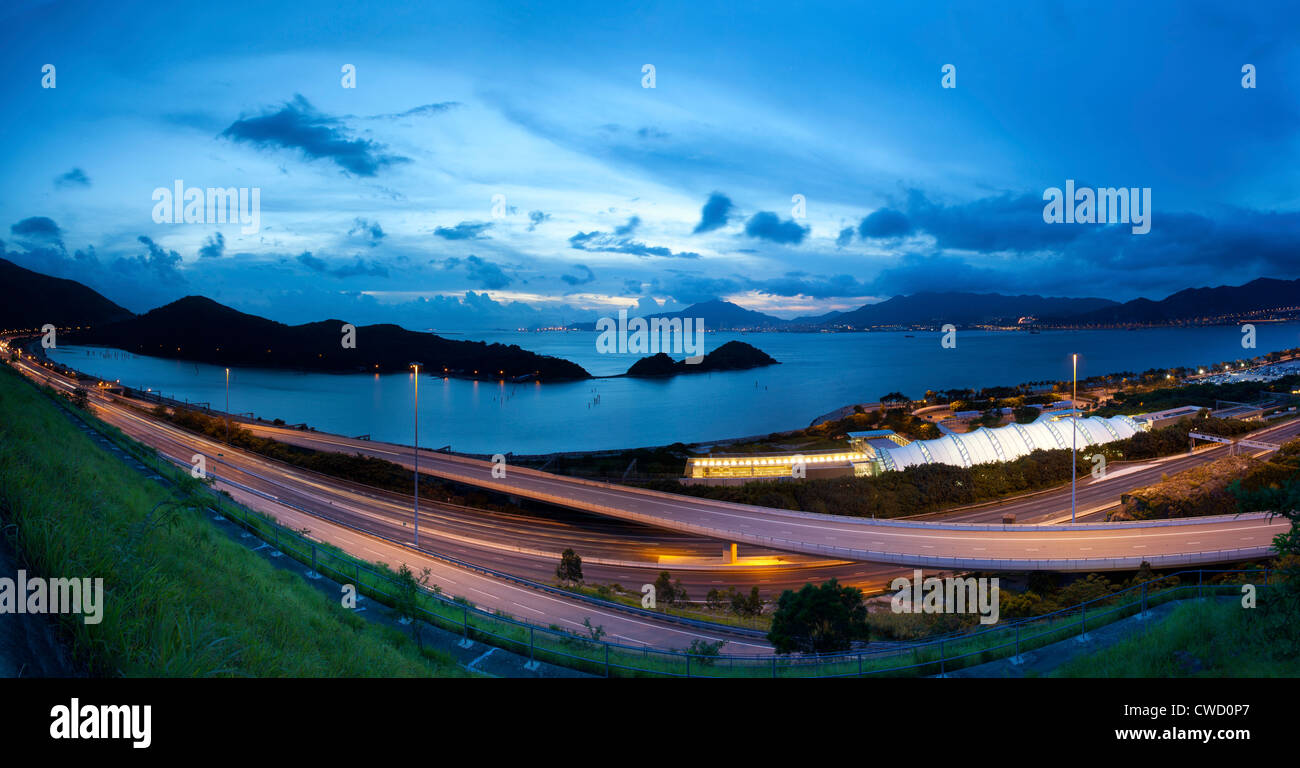 Autobahn in Hongkong bei Sonnenuntergang Stockfoto