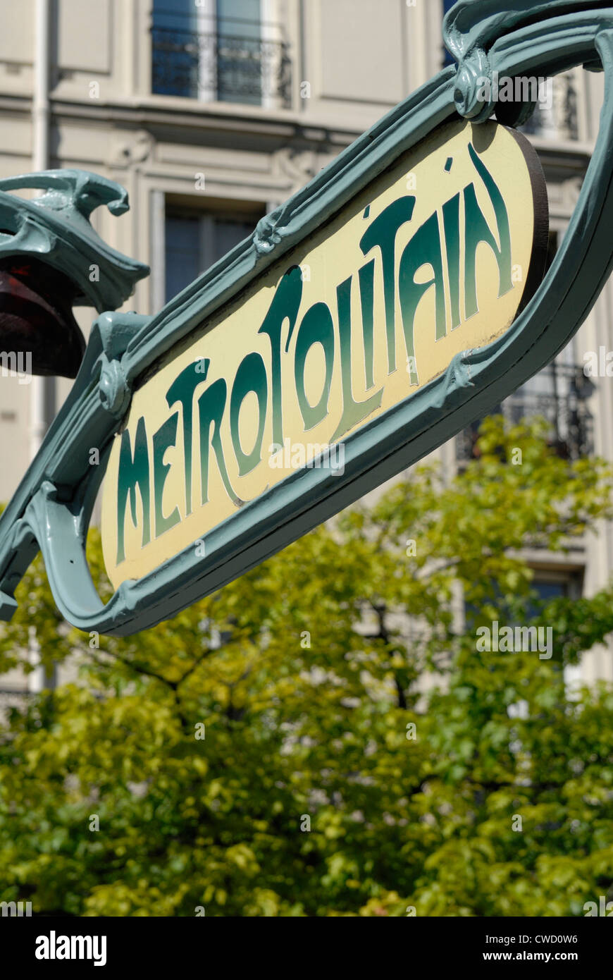 Paris, Frankreich. U-Bahn-Zeichen - Temple Station.  Jugendstil - Hector Guimard Stockfoto