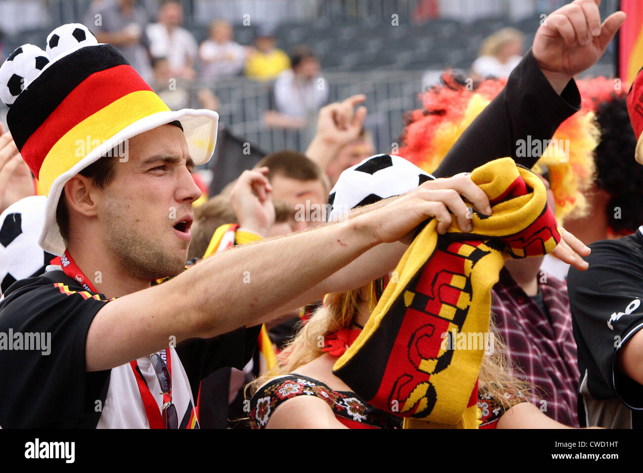 Fußball-Fans auf der Fanmeile vor dem Brandenburger Tor, Berlin Stockfoto