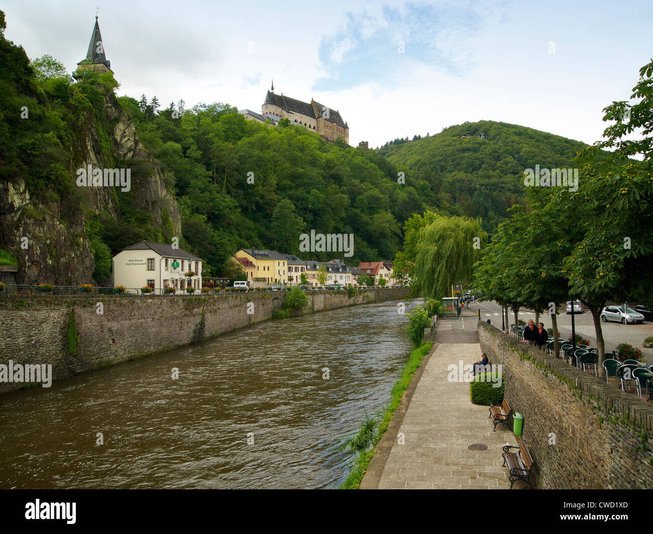 Vianden mit seiner berühmten Acastle liegt an der unser Fluss in Luxemburg Stockfoto