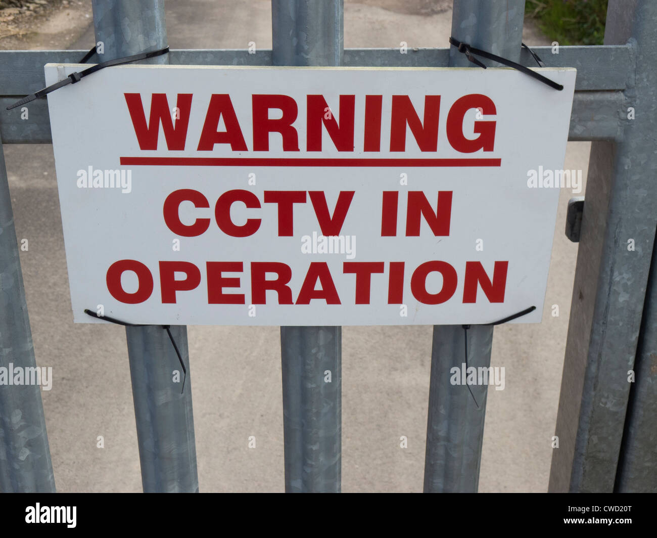 CCTV in Betrieb Schild am Industriestandort. Stockfoto