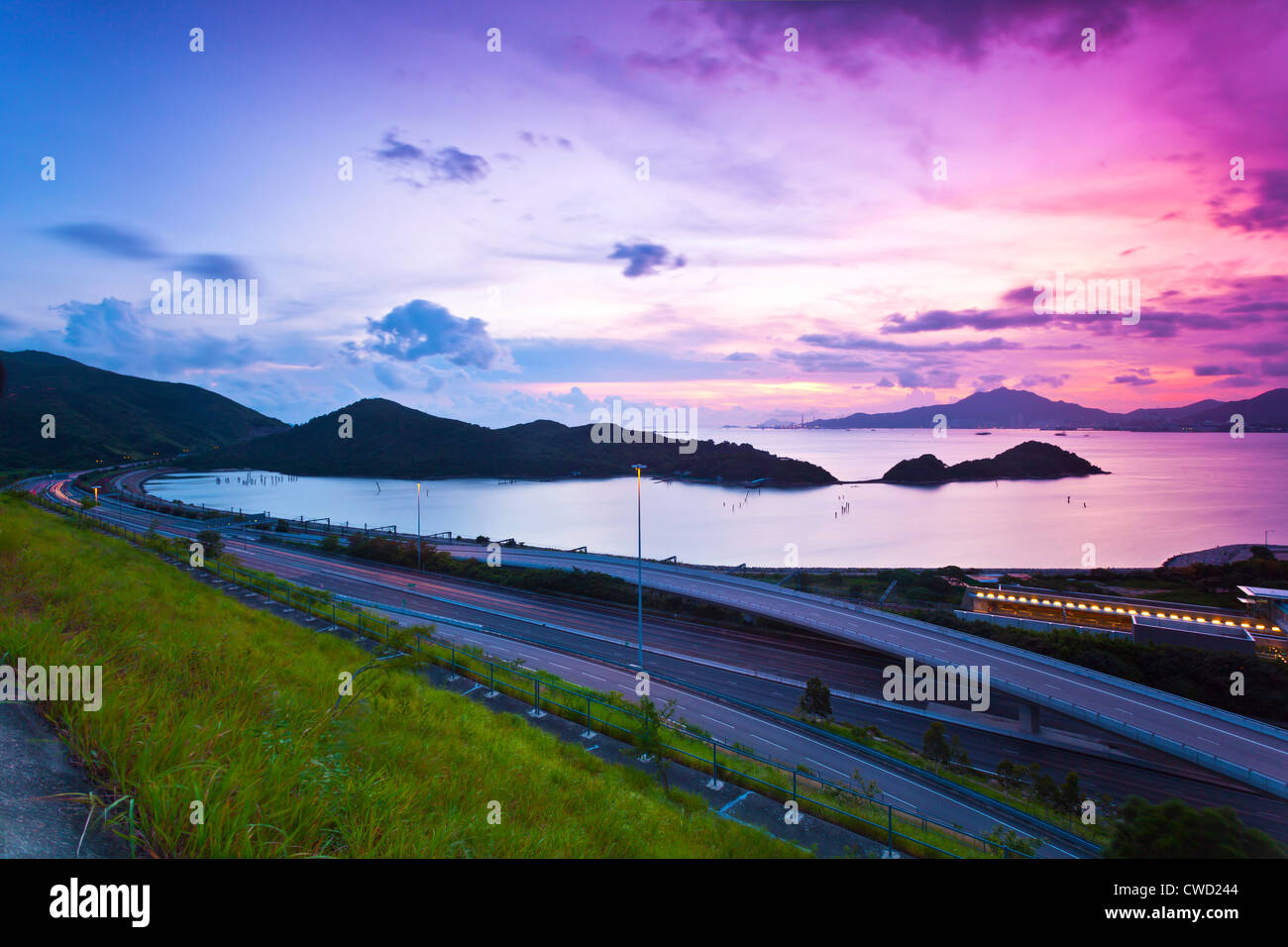 Verkehrs-Autobahn in Hongkong bei Sonnenuntergang Stockfoto