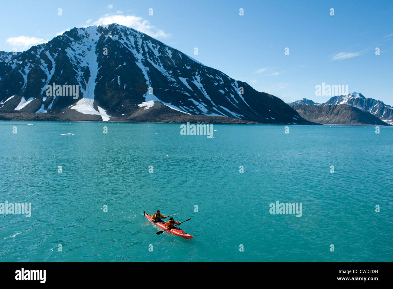 Kajakfahren im Smeerenburg Gletscher, Arktis, Spitzbergen, Svalbard Stockfoto