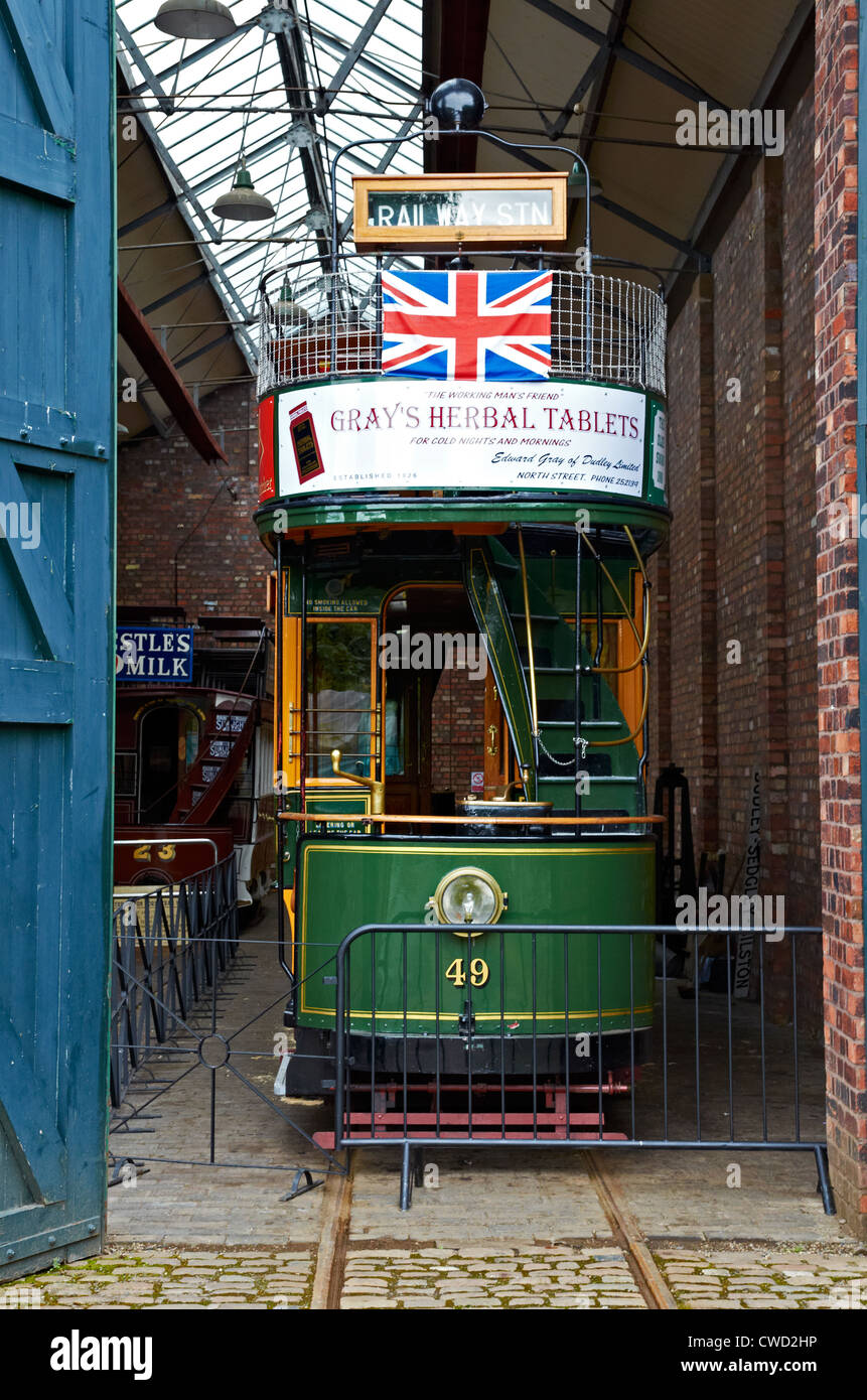 Black Country Living Museum, Dudley, West Midlands. Doppeldeck-Straßenbahn in das Straßenbahndepot. Stockfoto