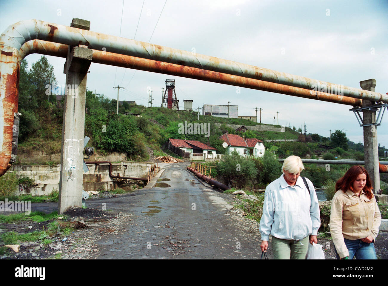 Verrostete Fernwaermerohre im rumänischen Kohlenreviers Stockfoto