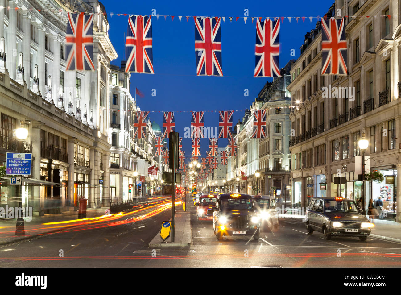 Regent Street mit Taxis und Union Flaggen Stockfoto