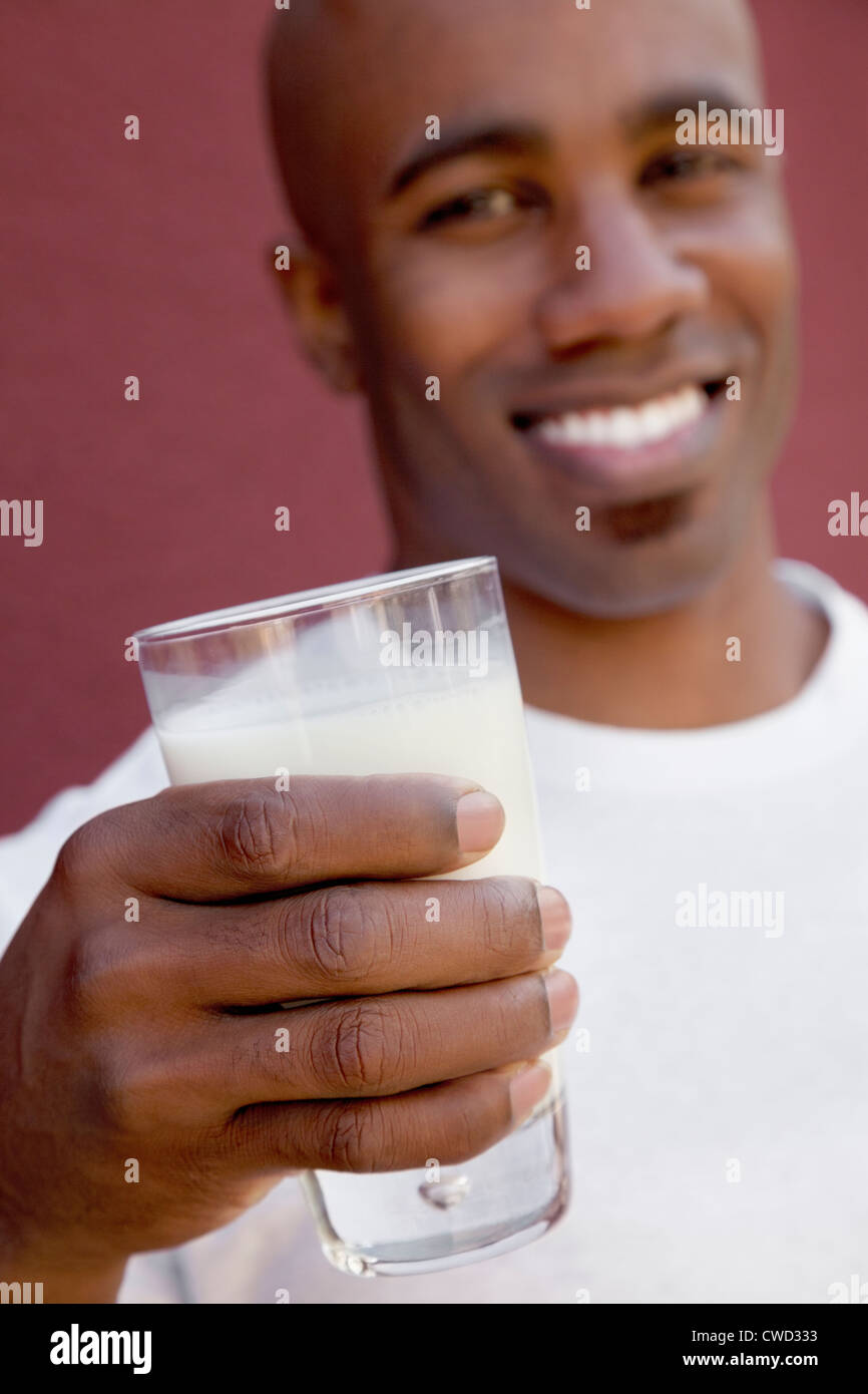 Nahaufnahme der junge Mann mit Milchglas Stockfoto