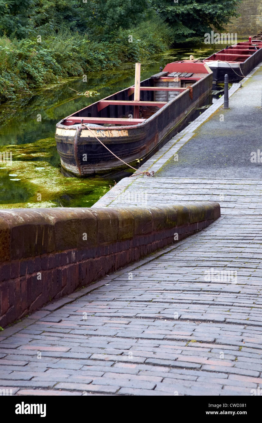 Black Country Living Museum, Dudley, West Midlands. Schmale Boote in der Kanal-Becken von Kalköfen. Stockfoto