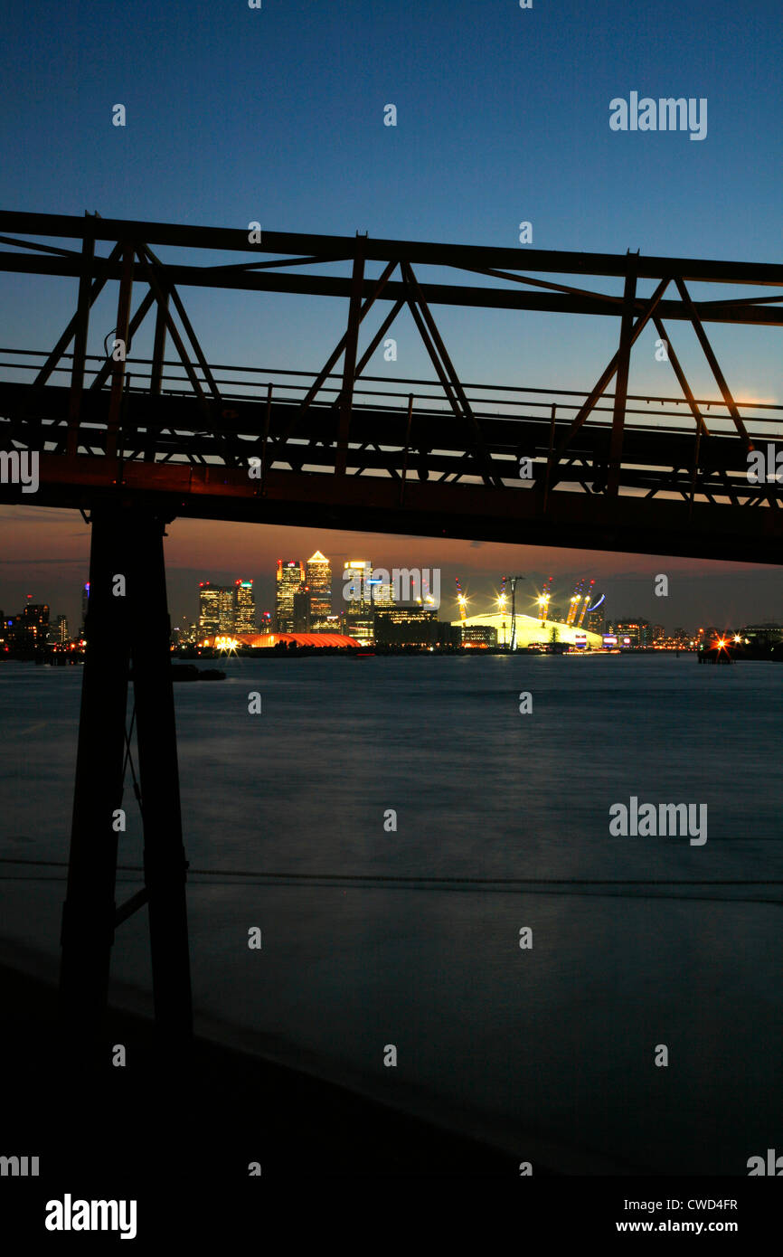Anzeigen auf der Themse in der Abenddämmerung von Woolwich, O2 (Millennium Dome), Emirates Airline Kabel, Auto und Canary Wharf, London, UK Stockfoto
