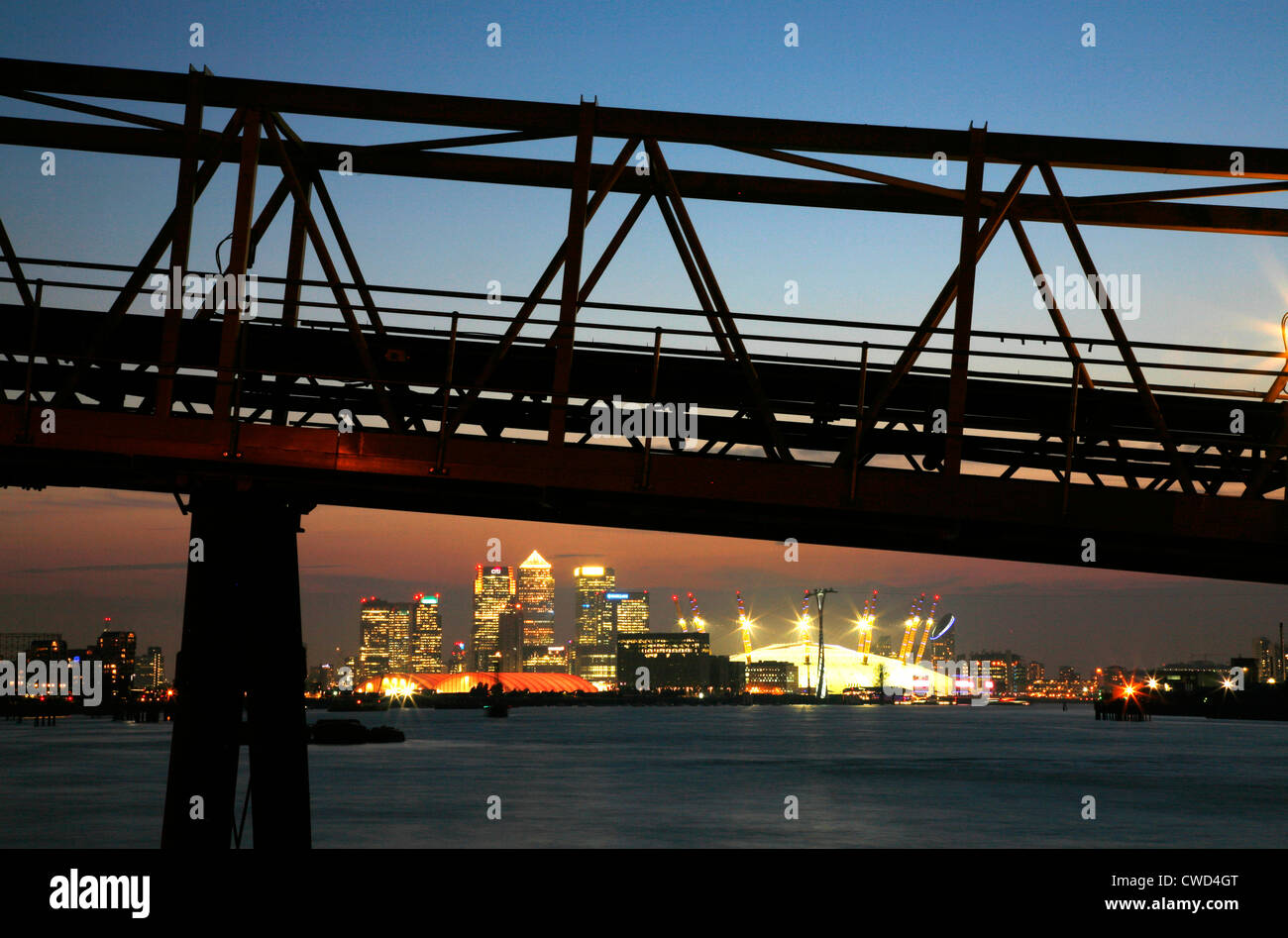 Anzeigen auf der Themse in der Abenddämmerung von Woolwich, O2 (Millennium Dome), Emirates Airline Kabel, Auto und Canary Wharf, London, UK Stockfoto