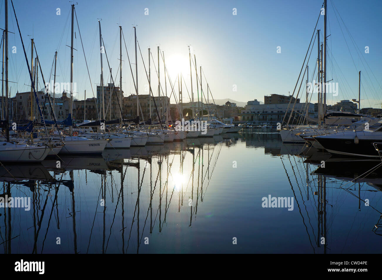 die Bucht von Palermo mit dem historischen Zentrum als Hintergrund Stockfoto