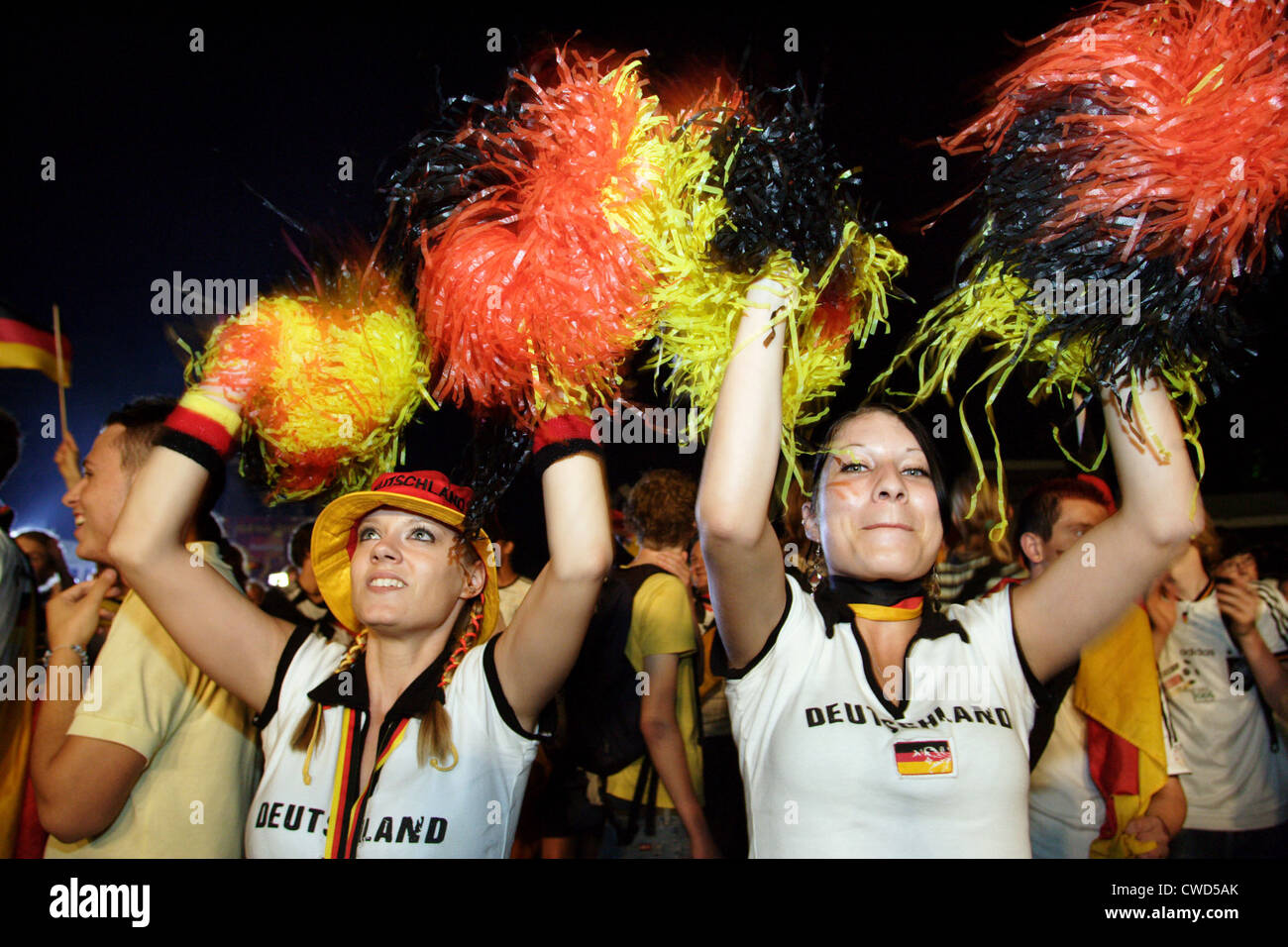 Fußball-Fans auf der Fanmeile vor dem Brandenburger Tor, Berlin Stockfoto