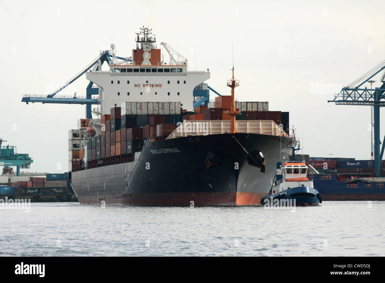 Manila Express, Hong-Kong registriert, 50869 Dwt, 4253 TEU Containerschiff Blätter des Rotterdamer Hafens mit Schlepper escort Stockfoto