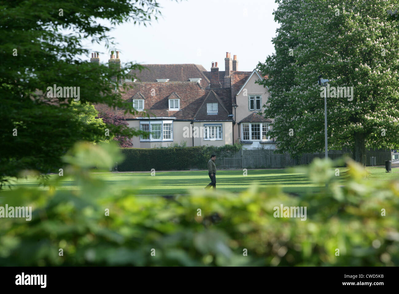 Ein einsamer Wanderer am frühen Morgen in der Nähe der Kathedrale von Salisbury, Wiltshire england Stockfoto