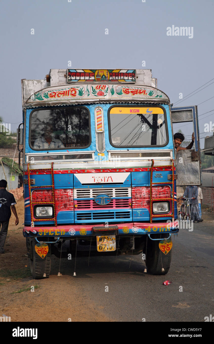 Typischen, bunten, verzierten öffentliche Verkehrsmittel Bus in Kumrokhali, West Bengal, Indien. Stockfoto