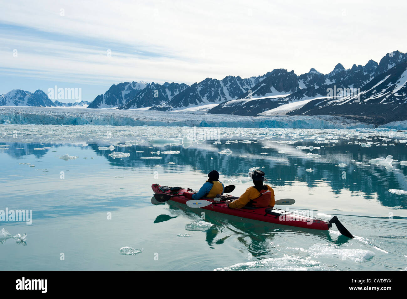 Kajakfahren in Monaco Gletscher, Woodfjorden, Arktis, Spitzbergen, Svalbard Stockfoto