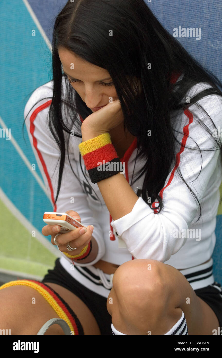 Mädchen, die eine SMS-Nachricht eingeben Stockfoto