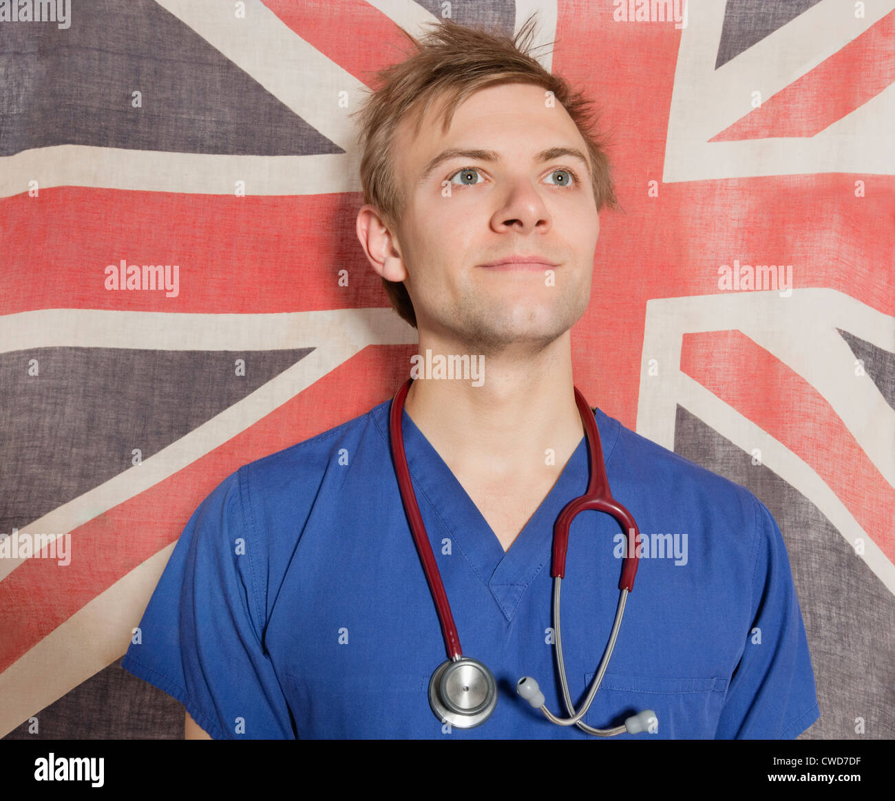 Zuversichtlich männlichen Chirurg nachschlagen mit britischer Flagge im Hintergrund Stockfoto