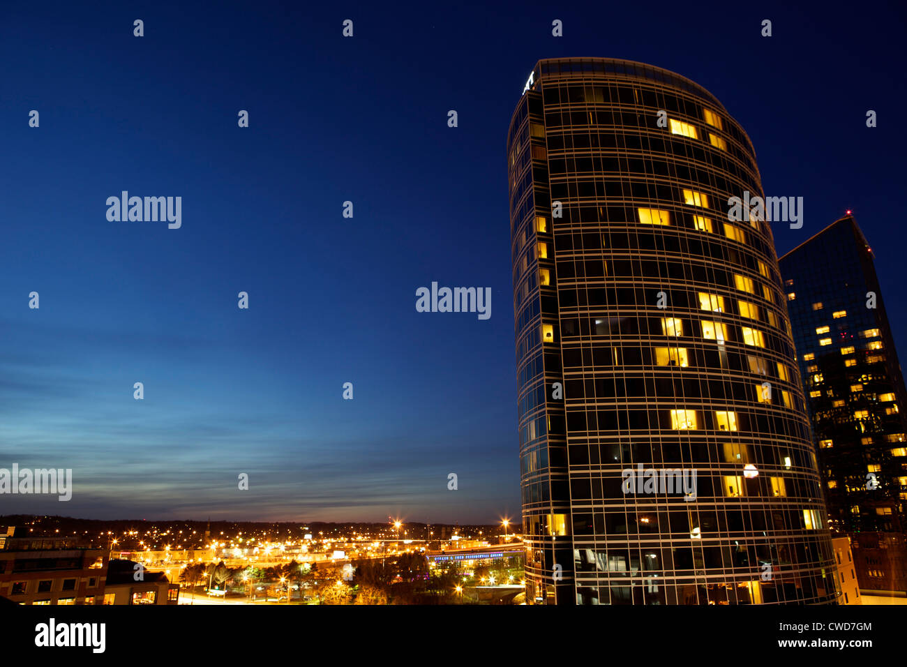 Twilight-Blick auf das JW Marriott Gebäude mit Lichtern von Grand Rapids im Hintergrund Stockfoto