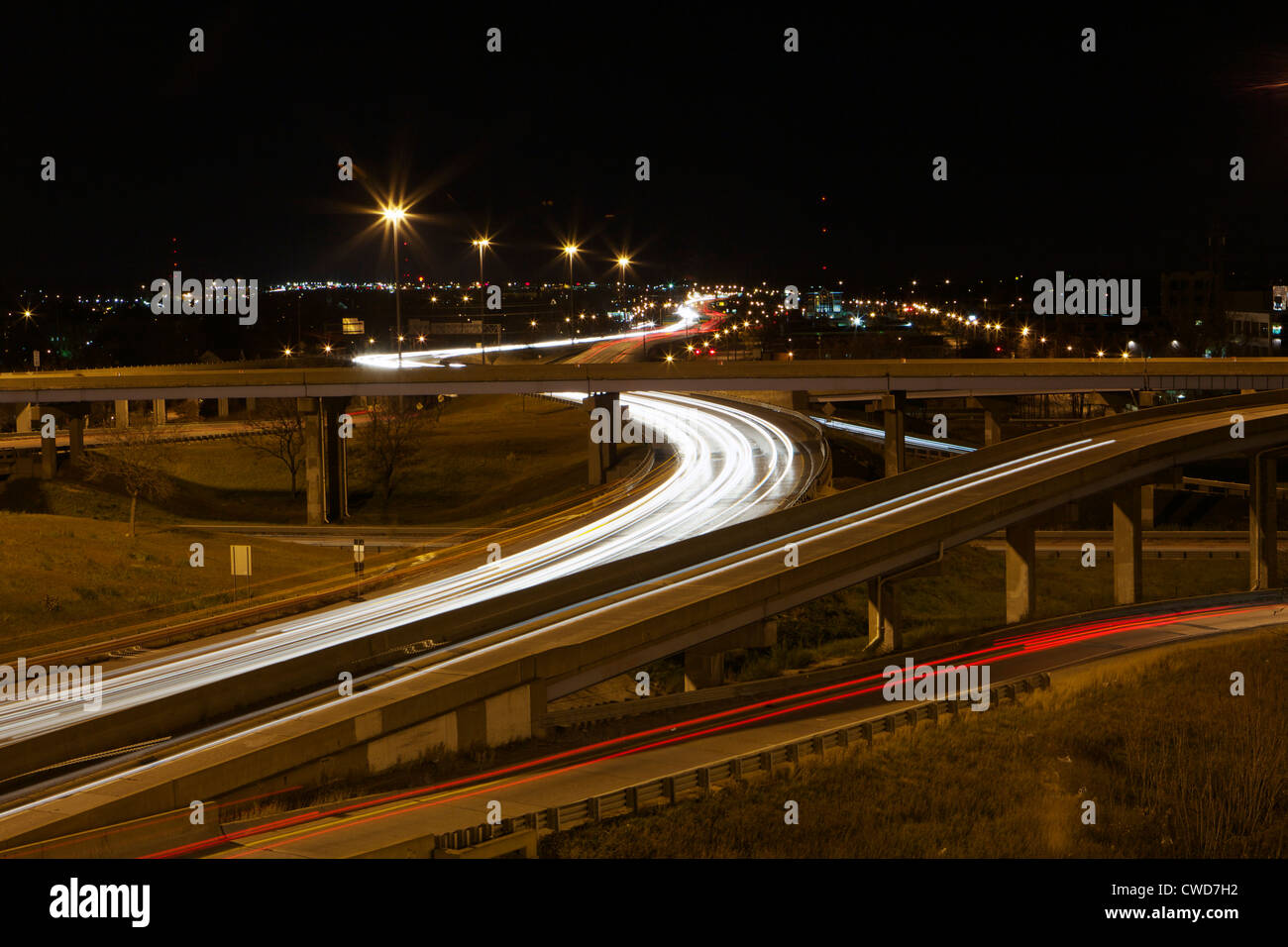 Lichtspuren vom Verkehr auf dem Autobahnkreuz der US-131 und Interstate-196 in der Innenstadt von Grand Rapids, Michigan Stockfoto