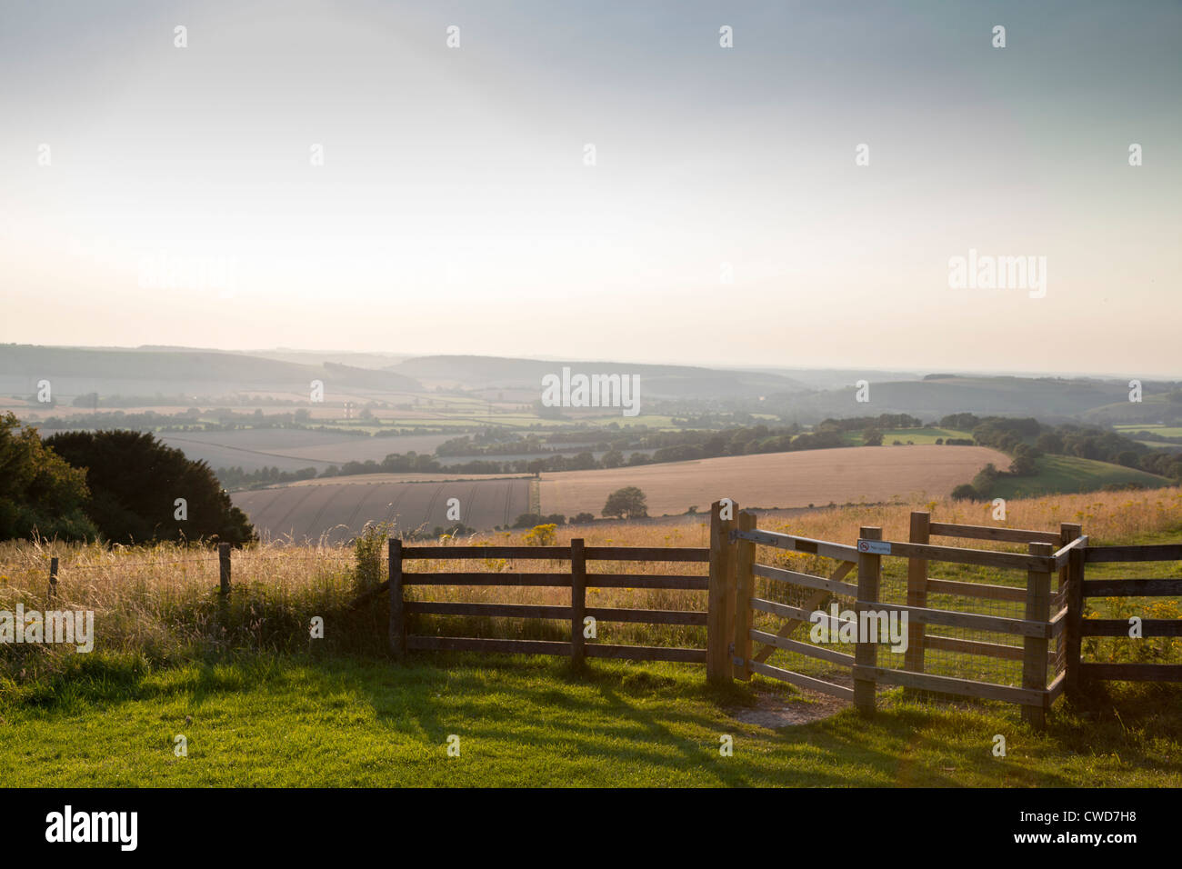 küssen Tor im Zaun Butser Hill mit Blick auf den South Downs am Abend Stockfoto