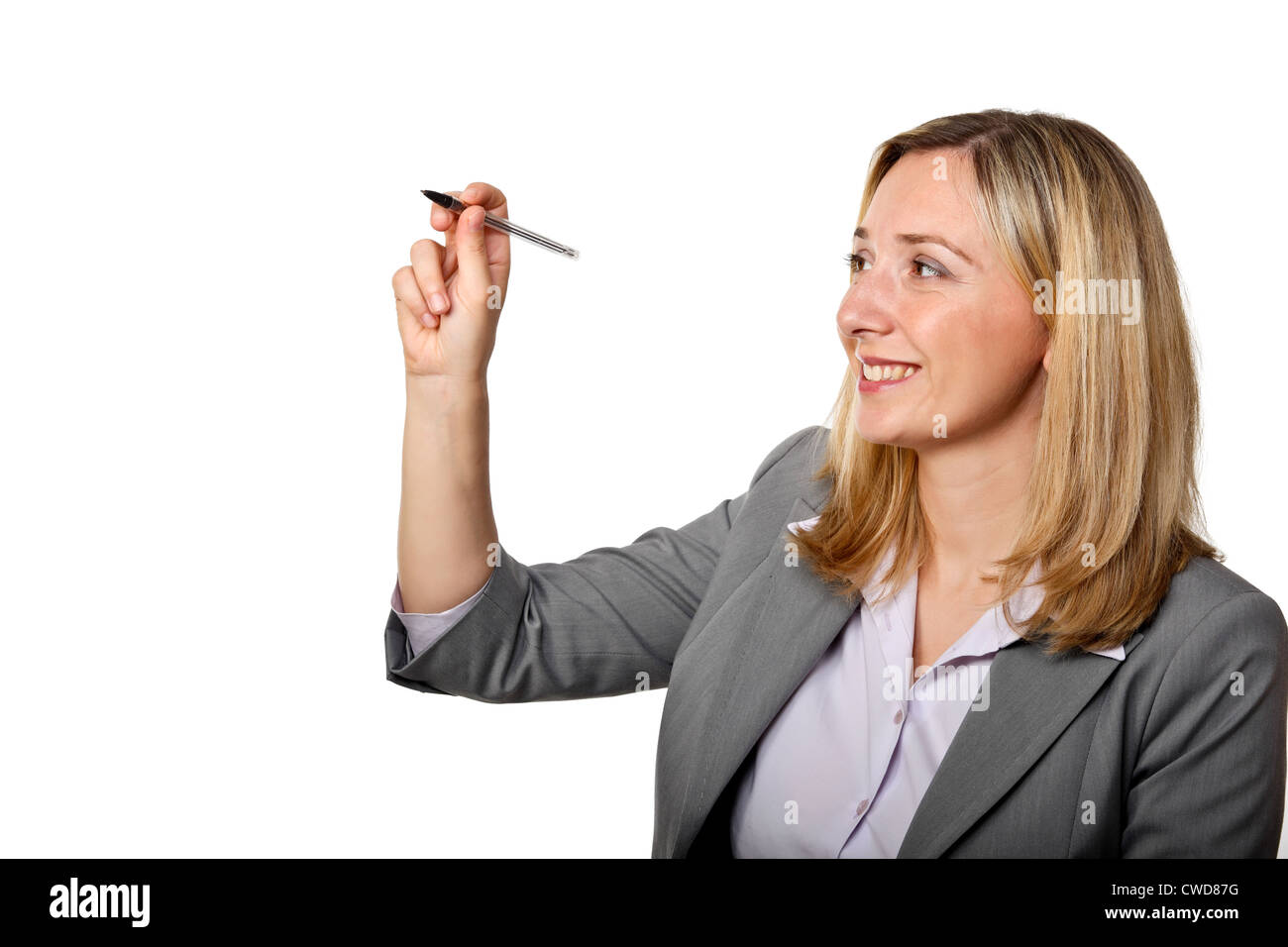 lächelnde Frau mit Stift isoliert auf weiss Stockfoto