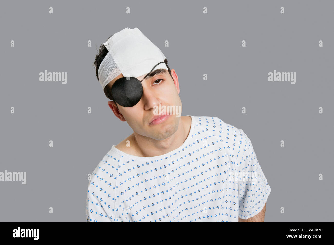 Männlicher Patient trägt eine Augenklappe leiden am Kopf verletzt Stockfoto