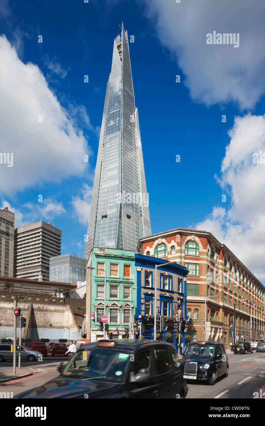 Taxi auf der Straße vor The Shard, London, England Stockfoto