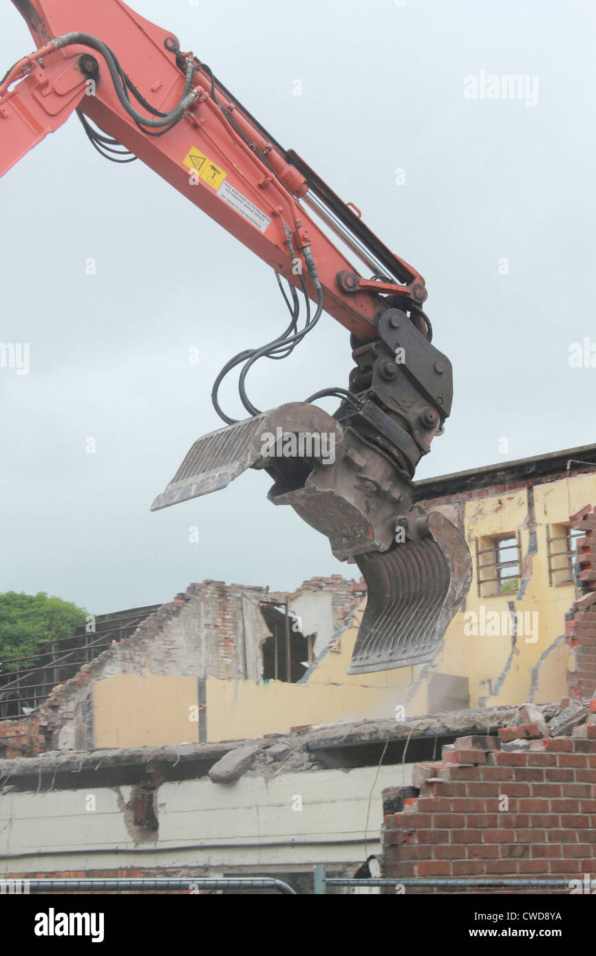 Mechanische Greifer Abriss der altes Gebäude Stockfoto