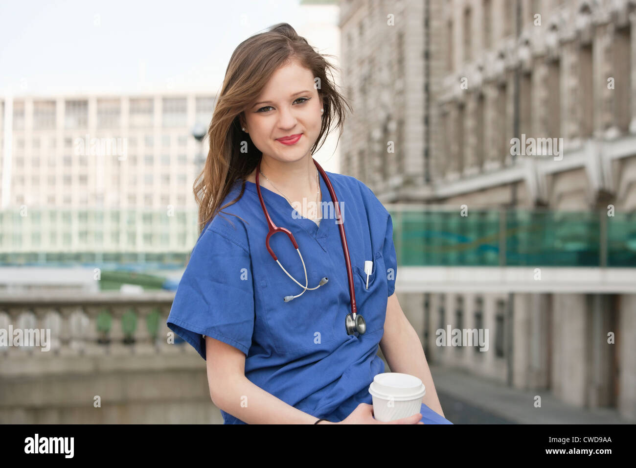 Porträt von eine schöne junge Ärztin mit einer Kaffeepause Stockfoto