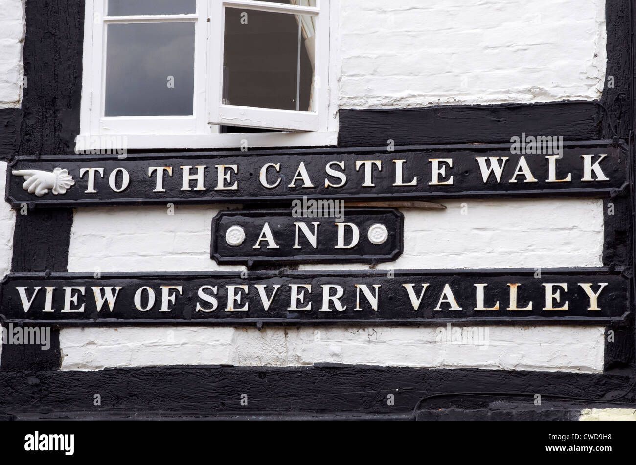 Bridgnorth, Shropshire. Gusseisen Zeichen auf Wand der Fachwerkbau auf Castle Walk und Aussichtspunkt. Stockfoto