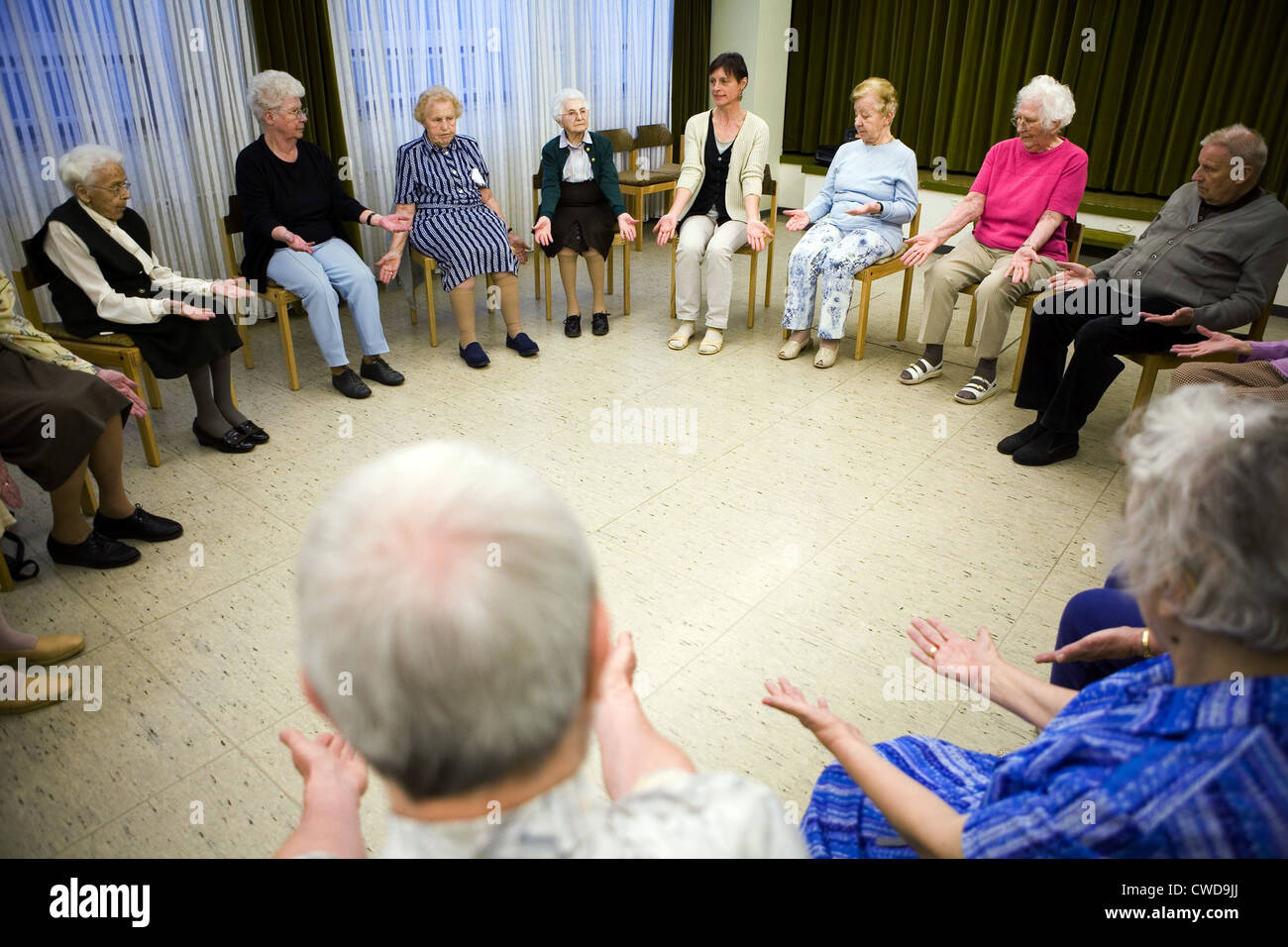 Mainz, macht eine Gruppe älterer Menschen Bewegungstherapie Stockfoto