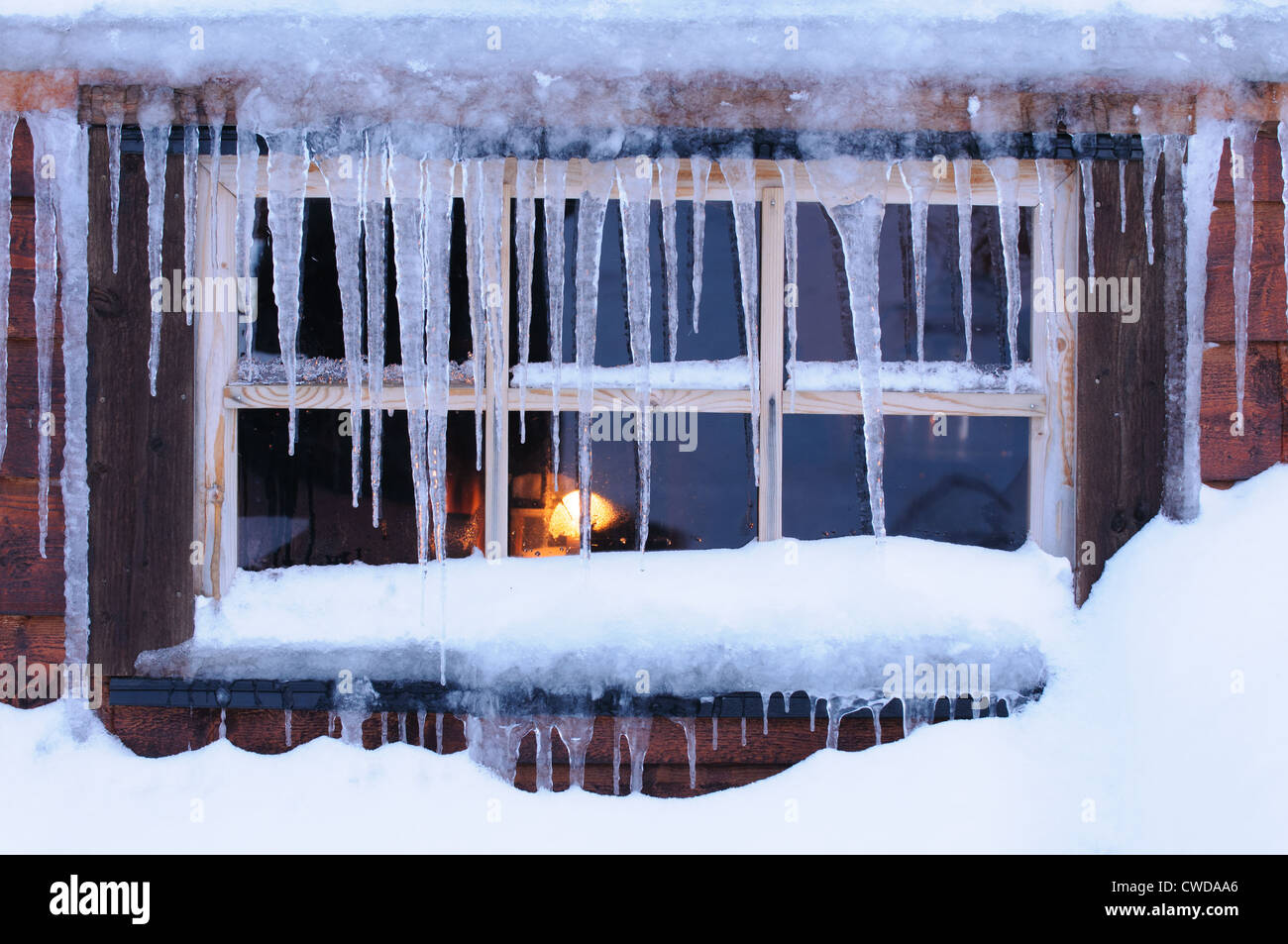 Eiszapfen in einem Fenster, Norwegen Stockfoto