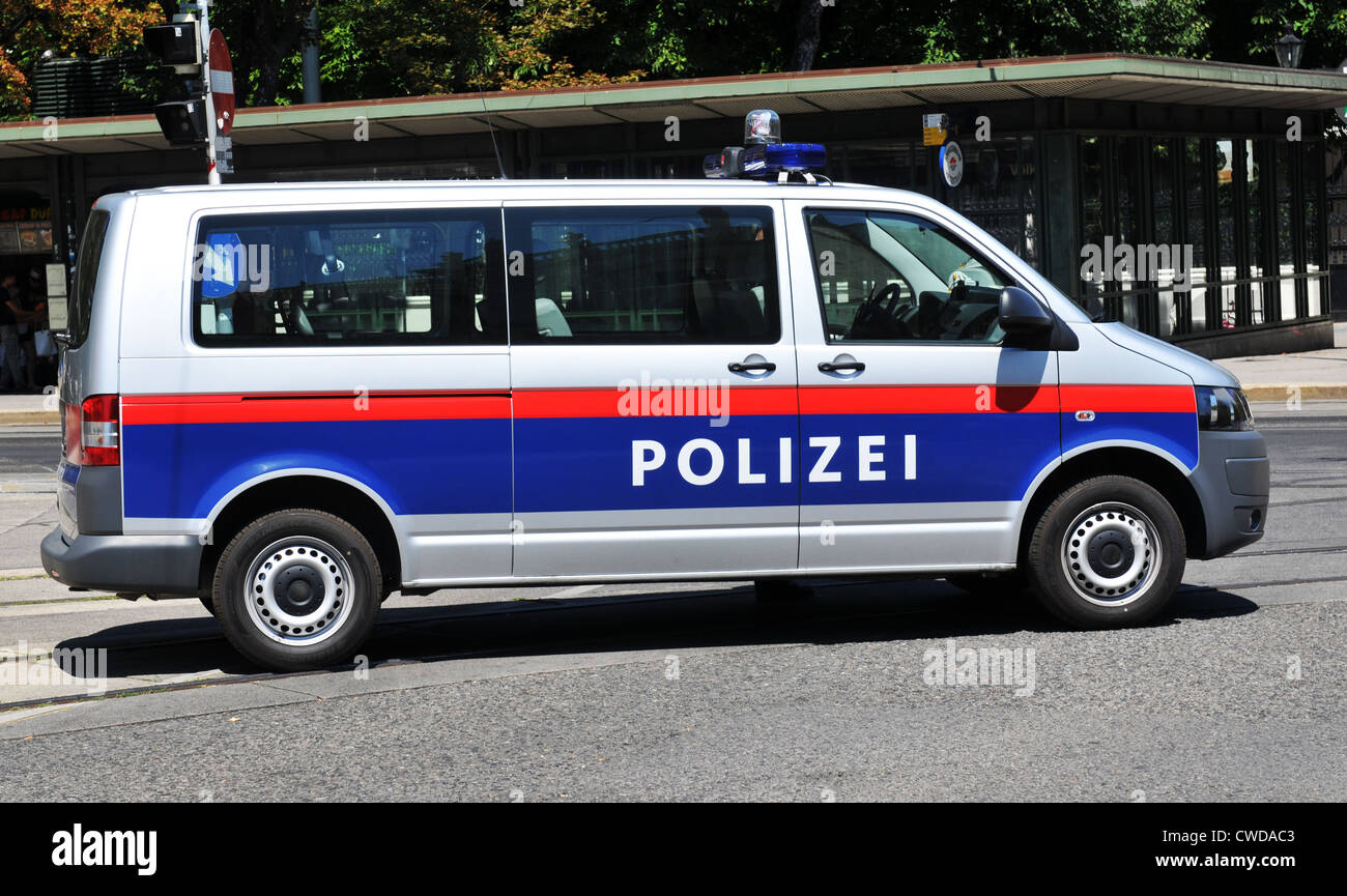 Wien, Österreich - 10. Juli 2011: Lokale Polizeiauto patrouillieren in den Straßen von Wien Stockfoto