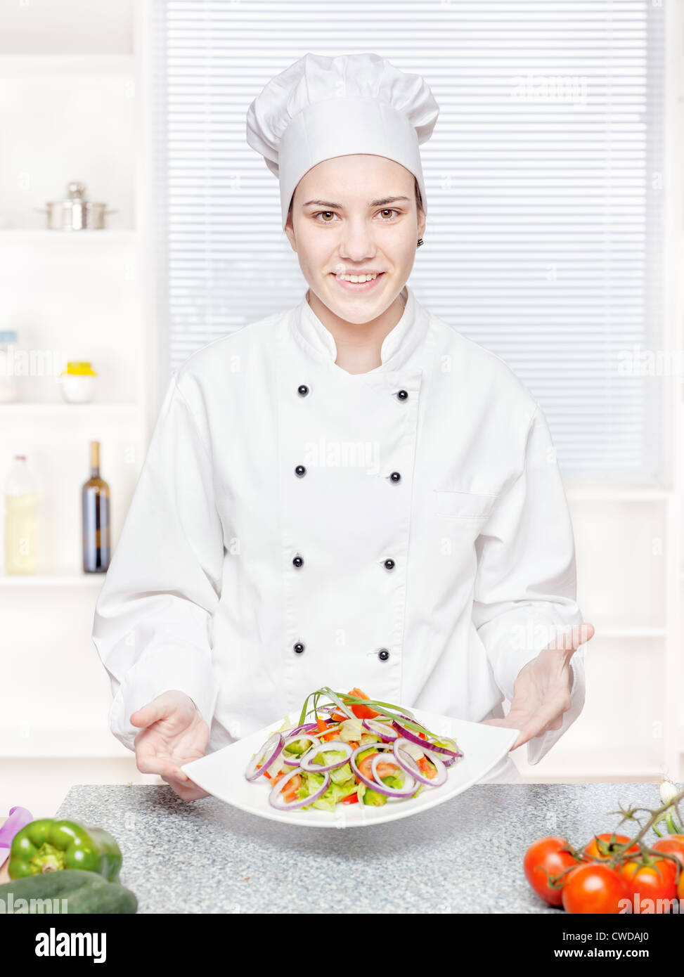 Jungkoch mit vegetarischen Mahlzeit in Küche Stockfoto