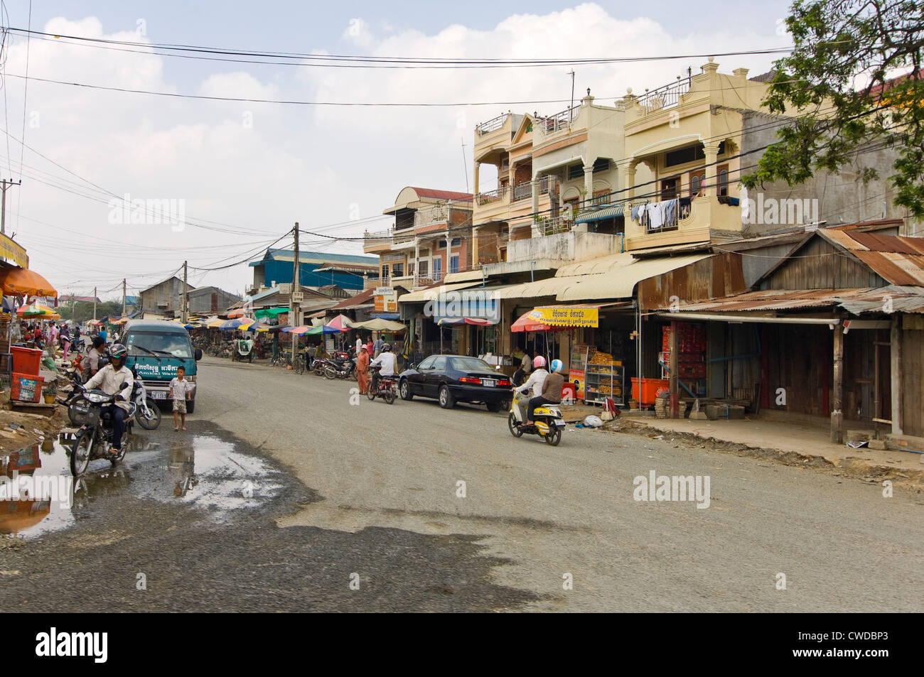 Horizontale Ansicht eines typischen streetscene mit Marktständen entlang der Straße in Phnom Penh, Kambodscha Stockfoto