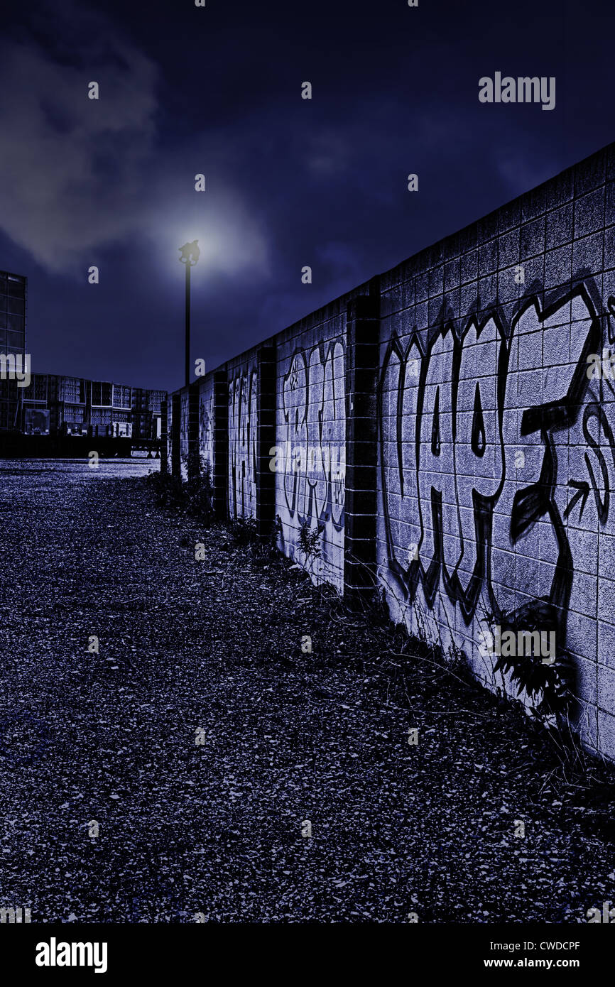 Night Shot von Graffiti Wand in London, Großbritannien Stockfoto