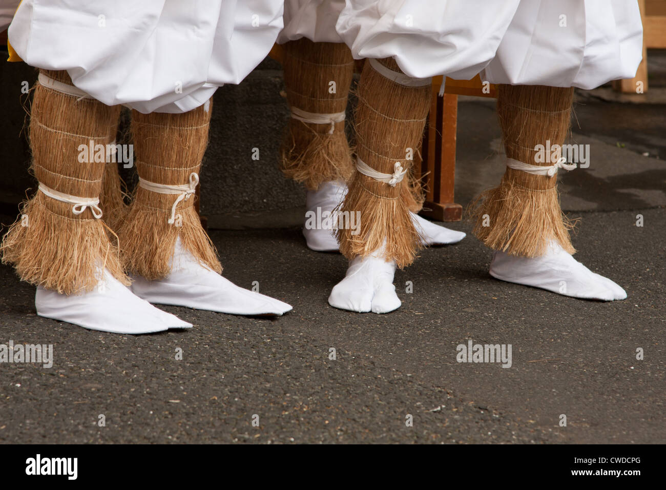 Mönche mit Strohgamaschen wickelten sich um ihre Beine beim Tsukiji Jishi oder Shishi matsuri. Tokio, Japan Stockfoto