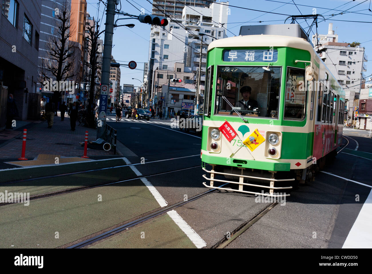 Eine Straßenbahn oder ein Straßenauto auf der Toden Arakawa-Linie, bekannt als Tokyo Sakura-Straßenbahn. In der Nähe von Ikebukero in Tokio, Japan Stockfoto