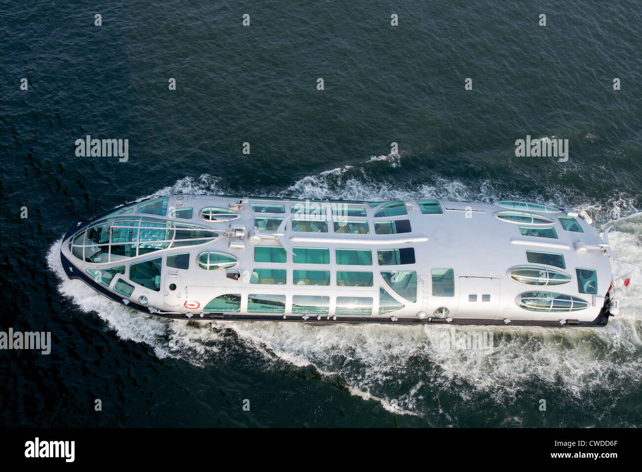 Ein von Tokyo Cruise betriebenes Himiko-Sight-Seeing-Boot von oben in der Tokio-Bucht, Japan Stockfoto