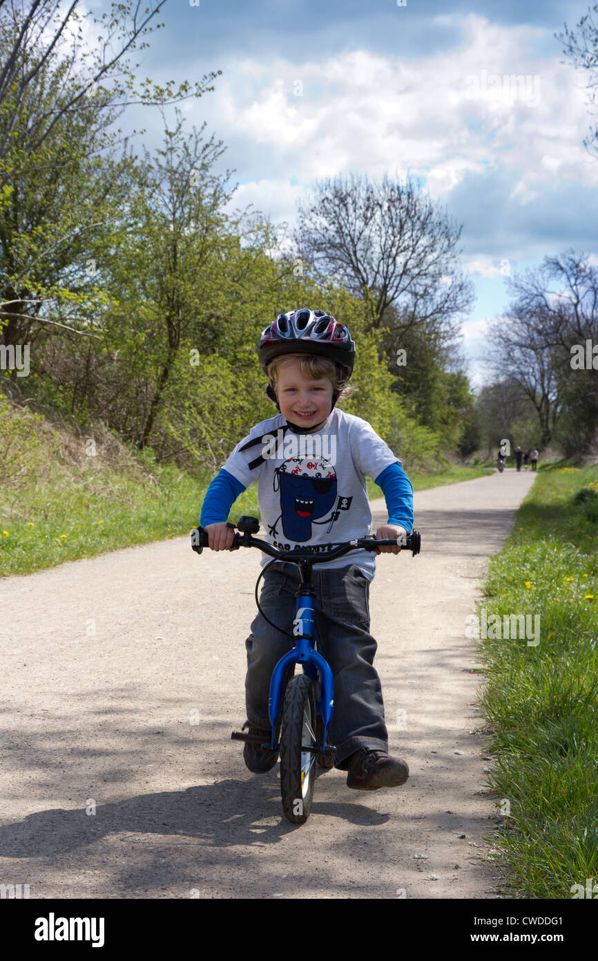 Ein junge Alter 4 lernen, Reiten mit einem Laufrad (oder weniger Pedal-Fahrrad) Stockfoto