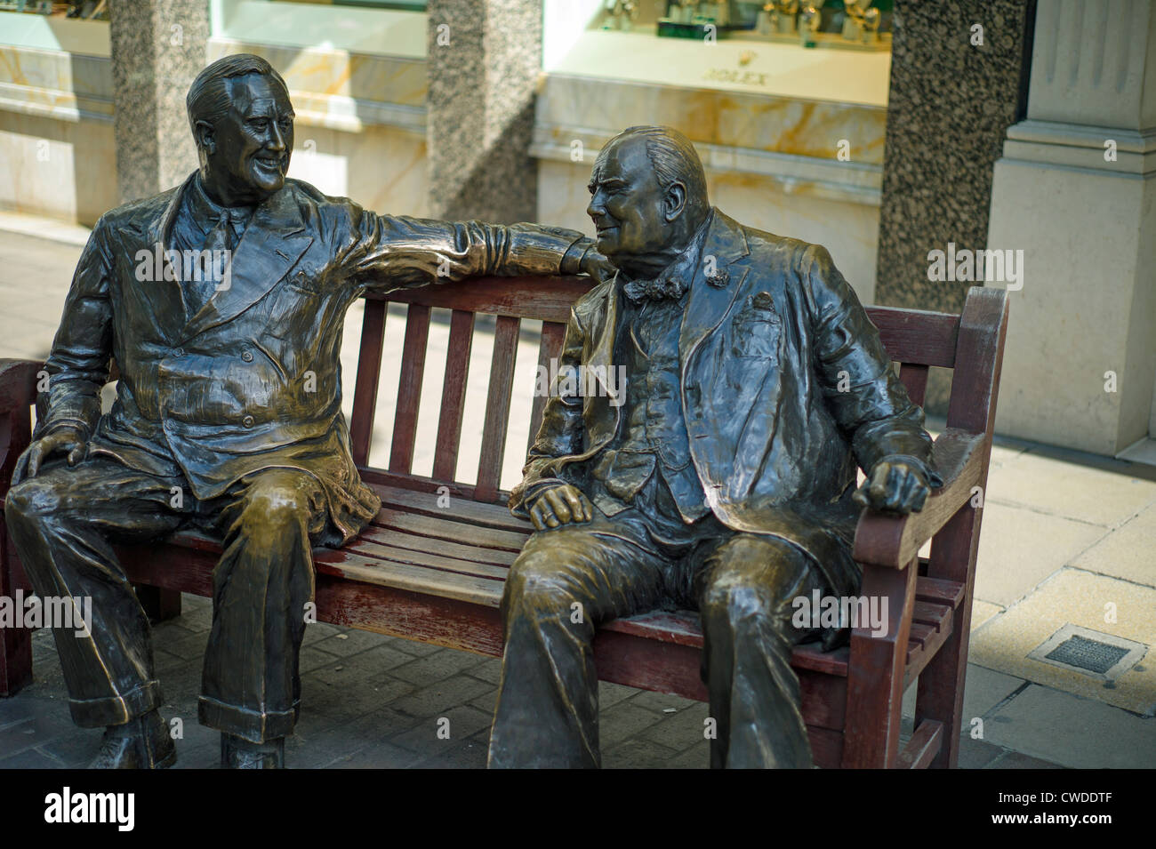 Bronzestatuen von Roosevelt und Winston Churchill von Lawrence Holofcener, ein Bildhauer mit doppelter Staatsangehörigkeit Stockfoto