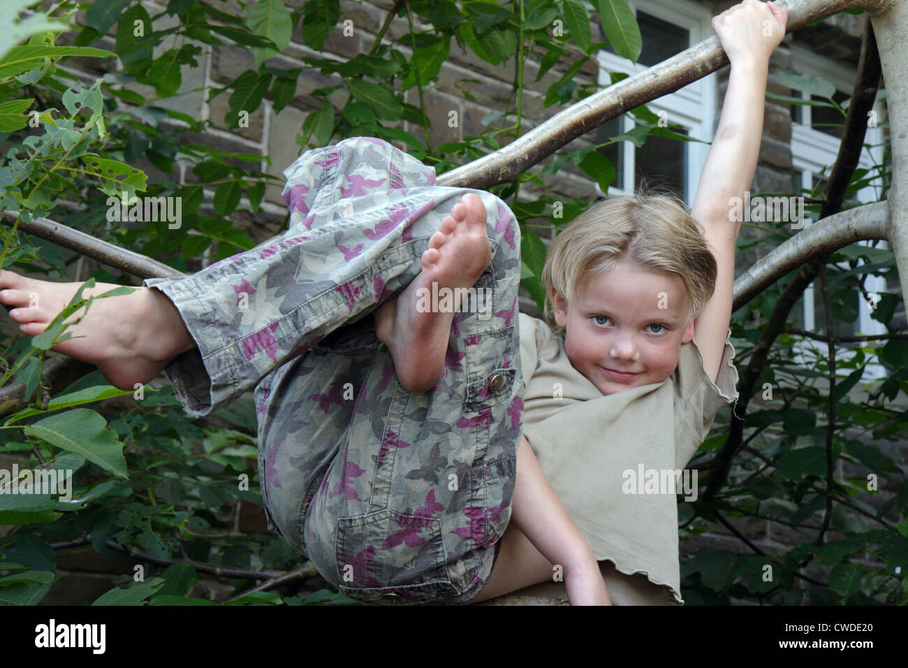 Mädchen, Klettern, hängen Stockfoto