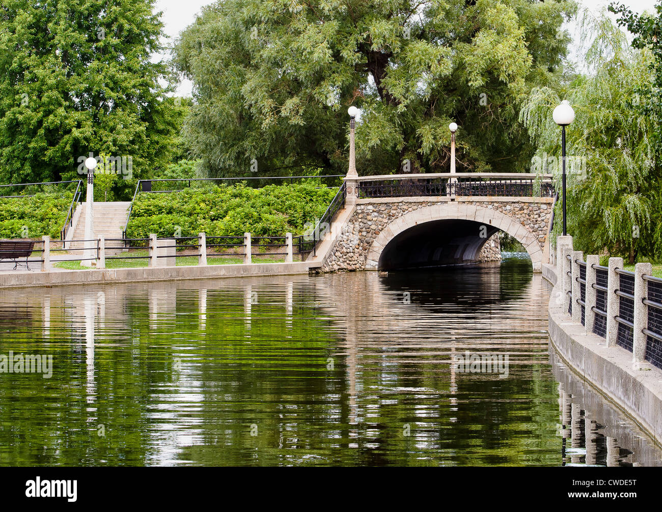 Eine kleine Steinbrücke auf dem Rideau Canal in Ottawa, Kanada im Sommer. Stockfoto