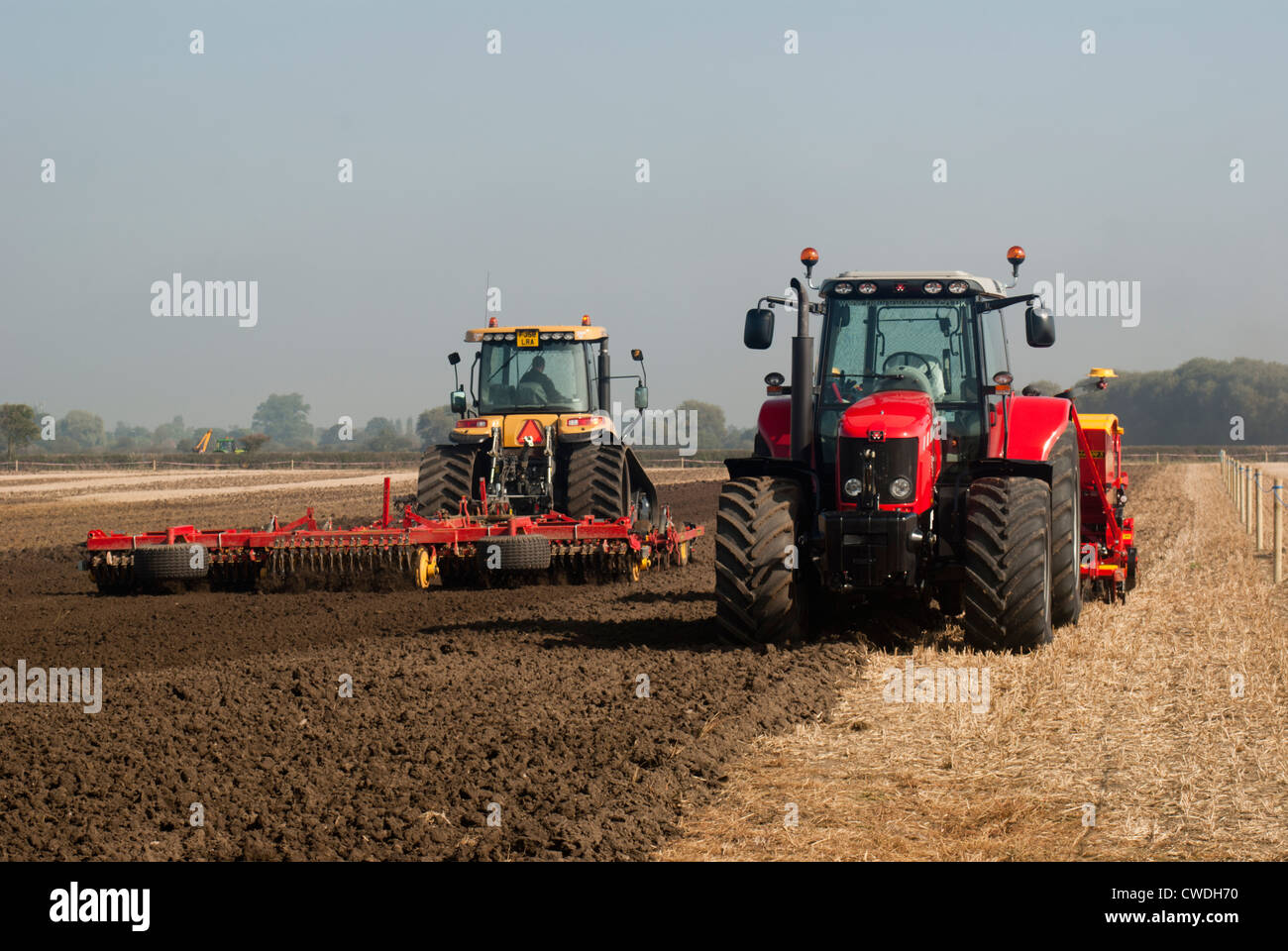 Zwei Traktoren Pflügen und säen in einem Feld Stockfoto