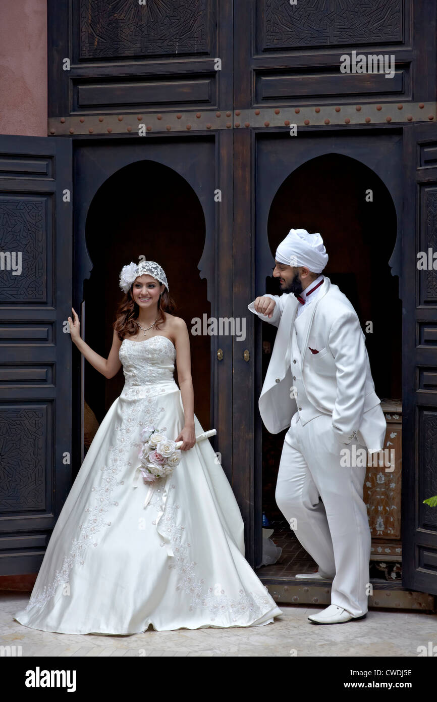 Asiatische indische Ehe. Frisch verheiratetes Paar in einer offenen Pose Stockfoto