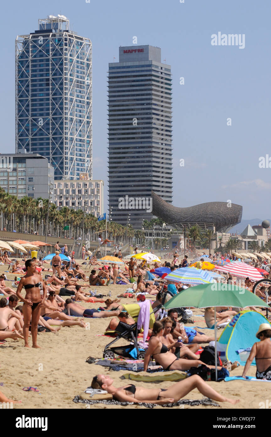 Menschen über den Strand von Barceloneta Hotel Arts Gebäude Architekten Bruce Graham Skidmore Owings & Merrill Fische von Frank Gehry, Stockfoto