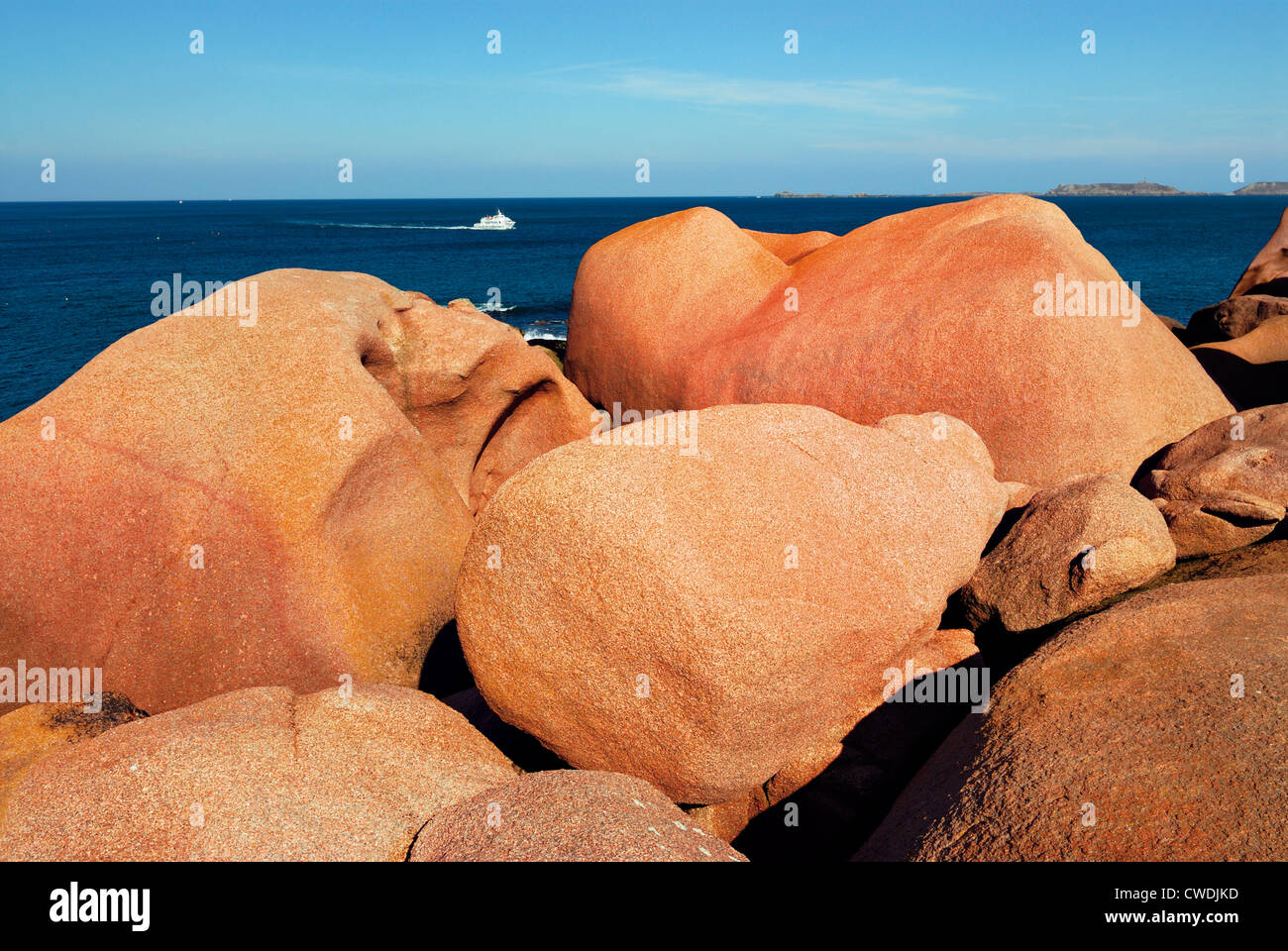 Frankreich, Bretagne: Riesige Felsen an der Côte Granit Rose in Ploumanac´h Stockfoto
