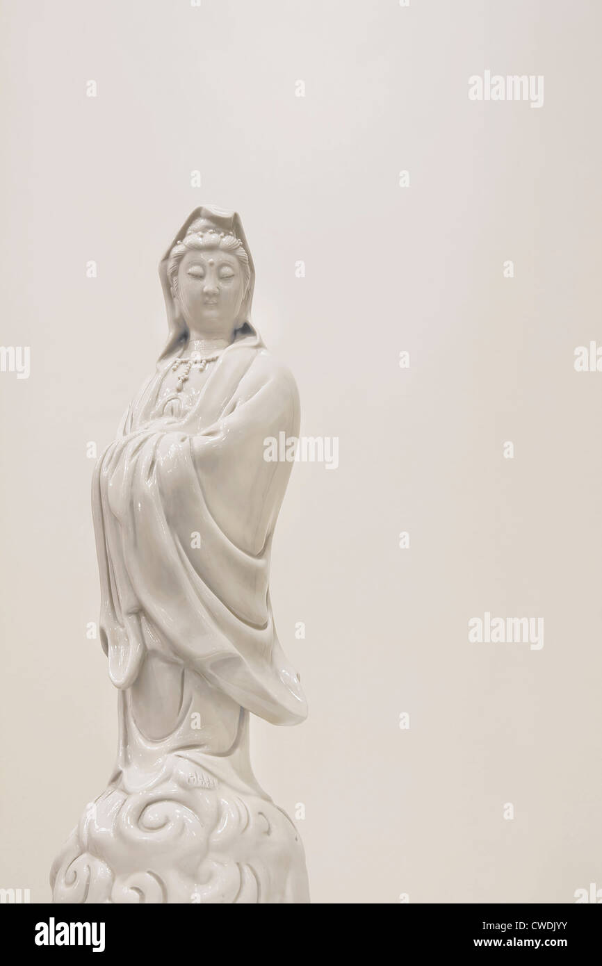 Kuan Yin-Göttin der Barmherzigkeit Bone China Porzellan Statue stehend auf Wolken, Isolated on White Background Stockfoto