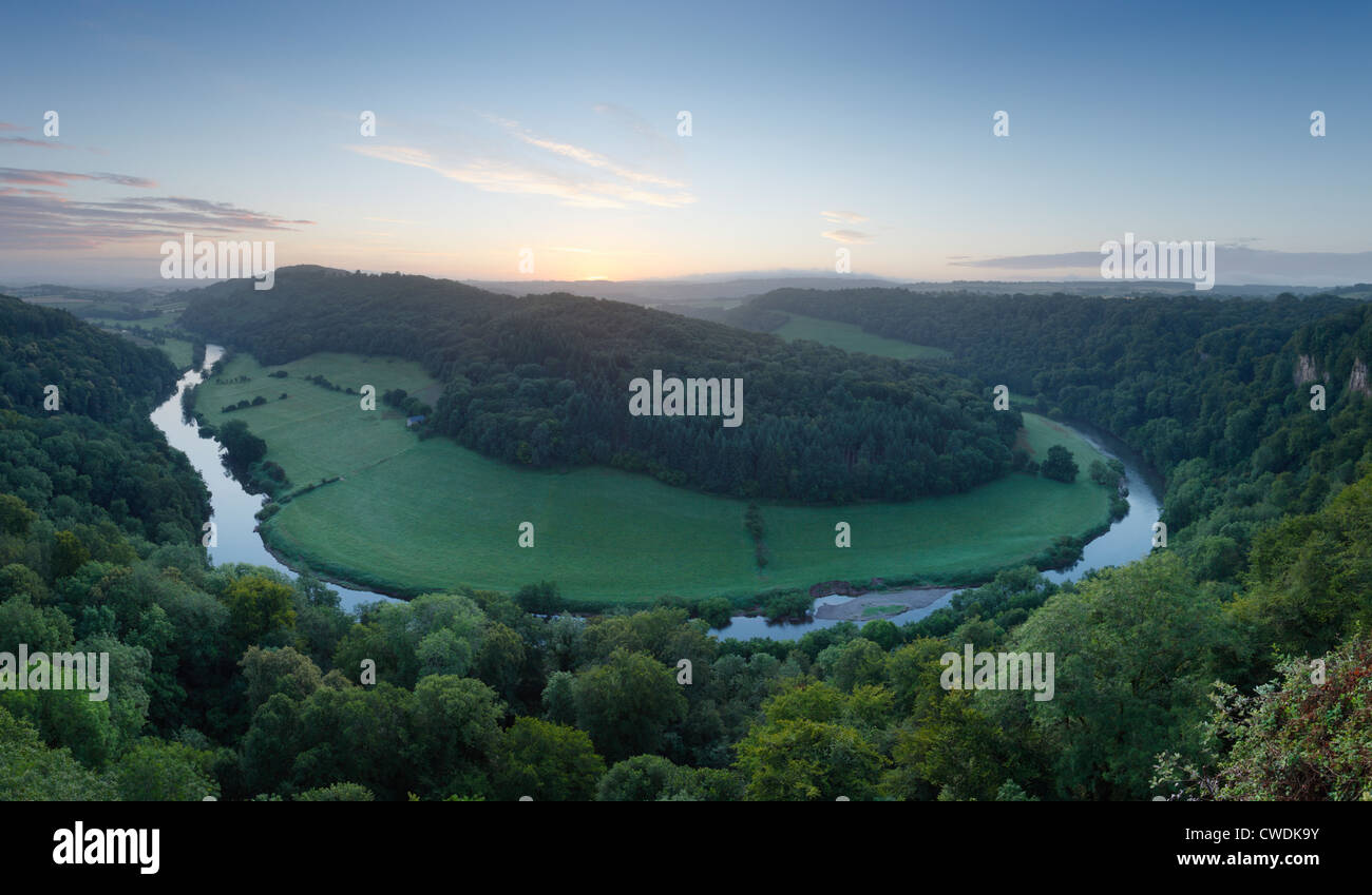 Der Fluss Wye bei Symonds Yat, kurz vor Sonnenaufgang. Herefordshire. England. VEREINIGTES KÖNIGREICH. Stockfoto